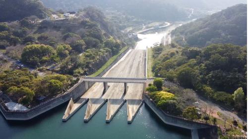 溢洪道型式為鋸齒堰、開渠式溢洪道；設計排洪量每秒2300立方公尺；溢洪道堰頂標高300公尺，鋸齒堰總長度303.65公尺，洩槽流入寛度66公尺，最大溢洪水深3.5公尺。