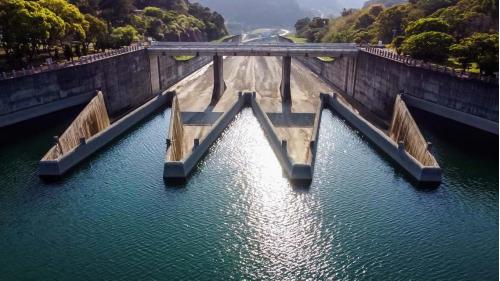 溢洪道型式為鋸齒堰、開渠式溢洪道；設計排洪量每秒2300立方公尺；溢洪道堰頂標高300公尺，鋸齒堰總長度303.65公尺，洩槽流入寛度66公尺，最大溢洪水深3.5公尺。