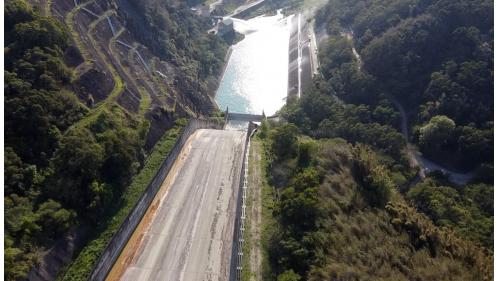 溢洪道型式為鋸齒堰、開渠式溢洪道；設計排洪量每秒2300立方公尺；溢洪道堰頂標高300公尺，鋸齒堰總長度303.65公尺，洩槽流入寛度66公尺，最大溢洪水深3.5公尺。