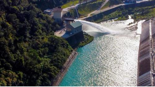 第一出水工位於第一檔水閘門下游，其後銜接輸水隧道，其管路末端分岐為兩部分，一接河道放水的鋼管，另一接公共給水壓力鋼管，輸送原水至下游之鯉魚潭淨水場。第二出水工位第二水閘門下游，設有輸水隧道及鋼管，連接第一輸水隧道，作為備輸水管路。