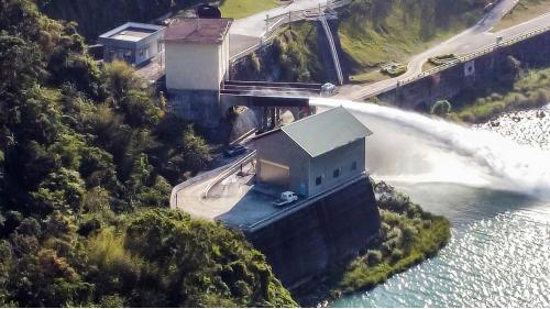 第一出水工位於第一檔水閘門下游，其後銜接輸水隧道，其管路末端分岐為兩部分，一接河道放水的鋼管，另一接公共給水壓力鋼管，輸送原水至下游之鯉魚潭淨水場。第二出水工位第二水閘門下游，設有輸水隧道及鋼管，連接第一輸水隧道，作為備輸水管路。