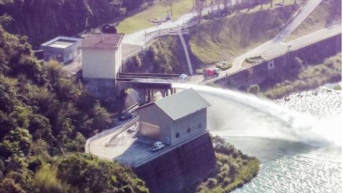 第一出水工位於第一檔水閘門下游，其後銜接輸水隧道，其管路末端分岐為兩部分，一接河道放水的鋼管，另一接公共給水壓力鋼管，輸送原水至下游之鯉魚潭淨水場。第二出水工位第二水閘門下游，設有輸水隧道及鋼管，連接第一輸水隧道，作為備輸水管路。