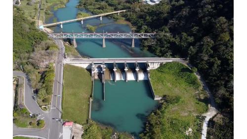 後池堰為一重力式混凝土壩，位於舊山線鐵路橋下游約70公尺處，鯉魚潭水庫出水工放流後的尾水貯於後池堰內，以供農業灌溉用水，並使鐵路橋墩得到較佳之保護，及穩定溢洪道下游尾水水位。後池堰堰高7公尺，長52.5公尺，其主要結構包括溢洪道4道寛10.5公尺、排砂道1道寛10.5公尺及消能池等，目前僅1座排砂道設有閘門控制外，其餘4座溢流道自由溢流。