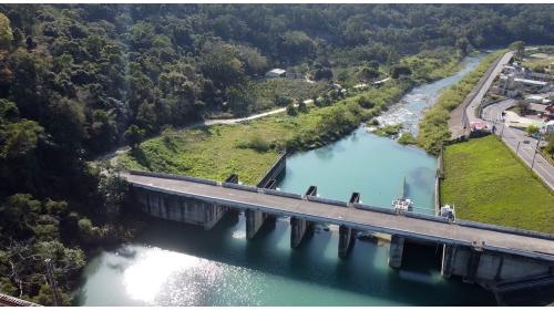 後池堰為一重力式混凝土壩，位於舊山線鐵路橋下游約70公尺處，鯉魚潭水庫出水工放流後的尾水貯於後池堰內，以供農業灌溉用水，並使鐵路橋墩得到較佳之保護，及穩定溢洪道下游尾水水位。後池堰堰高7公尺，長52.5公尺，其主要結構包括溢洪道4道寛10.5公尺、排砂道1道寛10.5公尺及消能池等，目前僅1座排砂道設有閘門控制外，其餘4座溢流道自由溢流。