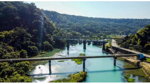 後池堰為一重力式混凝土壩，位於舊山線鐵路橋下游約70公尺處，鯉魚潭水庫出水工放流後的尾水貯於後池堰內，以供農業灌溉用水，並使鐵路橋墩得到較佳之保護，及穩定溢洪道下游尾水水位。後池堰堰高7公尺，長52.5公尺，其主要結構包括溢洪道4道寛10.5公尺、排砂道1道寛10.5公尺及消能池等，目前僅1座排砂道設有閘門控制外，其餘4座溢流道自由溢流。