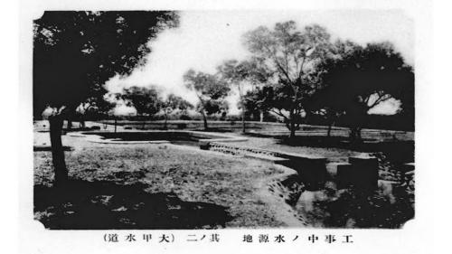 大甲水道於1912年完工，水道設施包括一座混凝土水門，一座長382公尺的明渠水路，取水井，一段6吋管，以及沉澱池、濾過池、濾過井、淨水池等淨水設施。&nbsp; &nbsp;(圖為取水井)