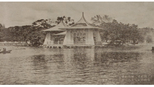 台中水道日治時期台中街景：日治時期1896年設立台中縣，1899年實施市街改正計畫，整治河流與設計棋盤狀道路（今中區及東區），由於台中市附近沒有適當的水源地，英籍巴爾頓與技士濱野彌四郎建議開鑿水源井，以供應全市居民的使用，即所謂台中水道。&nbsp;