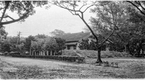 於1914年動工，1916年完成，位於現今北區精武路266號，與台中水道貯水塔同時完工，是見證台中現代都市開端的建築物之一。內部原有水井與抽水設備，其後改為水公司辦公室，第一集水井於2011年拆除，目前僅存的為其附屬建物氣灌室。【圖：照片中是臺中水源地一棟木造建築，是日治時期第一集水井的位置，】