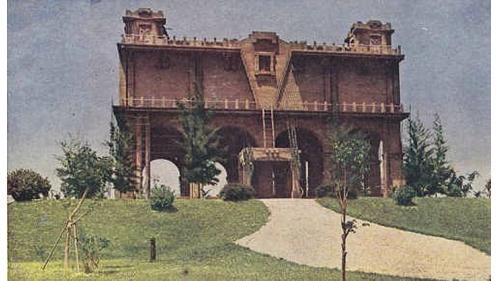 &nbsp;上水塔於1916年完工，是一座高數十尺的貯水塔，為一鋼筋水泥建築，上部為貯水池，下部有25支水泥支柱加強基座，其特色為圓拱凹凸面條柱、雕花磚窗、以及高低大小不一的陽台等。可貯存4萬立方尺的水量。
