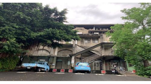 上水塔於1916年完工，已於2009年登錄為台中市建築。是一座高數十尺的貯水塔，位於今自來水公司靠電台街處，為一鋼筋水泥建築，上部為貯水池，下部有25支水泥支柱加強基座，其特色為圓拱凹凸面條柱、雕花磚窗、以及高低大小不一的陽台等。可貯存4萬立方尺的水量。裕仁皇太子曾於1923年到此巡視，上水塔是當前中部現存最壯觀的產業建築。目前已不具儲水功能，改為辦公室及倉庫使用。