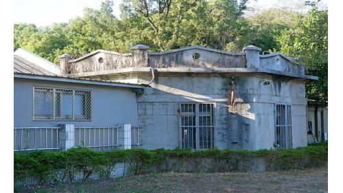 第二集水井於1923年開鑿，位於現今的台中自來水總公司內，包含水井、機房及警衛室等三座建築。水井平面為八角形，俗稱八角樓。已於2009年登錄為台中市建築。