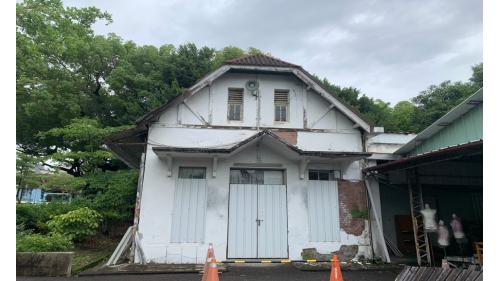 第二集水井於1923年開鑿，位於現今的台中自來水總公司內，包含水井、機房及警衛室等三座建築。警衛室為一座典雅的西式小洋樓，其特色為背心式屋頂的木造建築，搭配鋼筋混凝土的雨遮，為當時具歐風的現代化建築。
