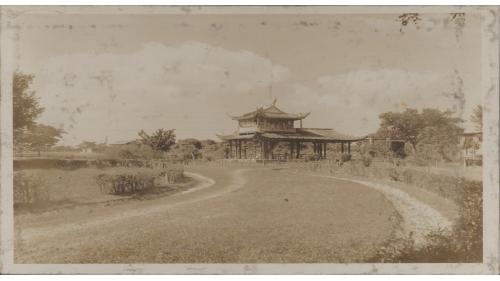 湧泉閣原為清代所建的台灣府儒學考棚主樓，該樓係供各地學子來此考取功名之用的建築，日治時期將該樓由台北遷至台中水源地，並更名為「湧泉閣」，成為台中市的名勝及地標之一。1950年代湧泉閣因年久失修塌毀消失，目前湧泉閣的所在地已改為小型公園。
