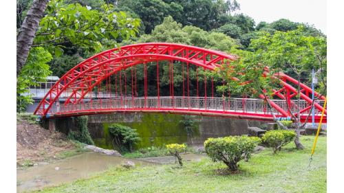 來鷺紅色拱橋是北坑溪、中坑溪、南坑溪及旱溪交會處為水源地，該地區水量充足且地勢高，取水口位於來鷺拱橋附近。