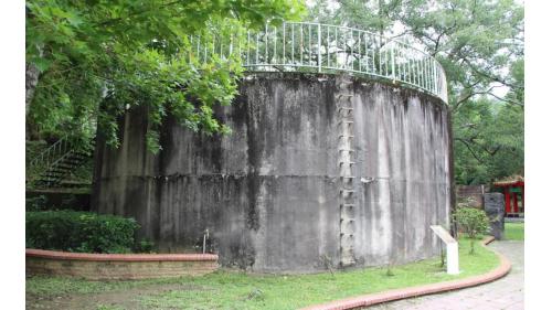 豐原水源地自來水廠遺址，目前位於中正公園籃球場旁，日治時期匯集北坑、中坑、南坑溪進入旱溪等水流，引入儲水塔，作為自來水廠的主要水源。該原水係經由幫浦抽送至高度較高的儲水塔中，再順流至澄泥池。