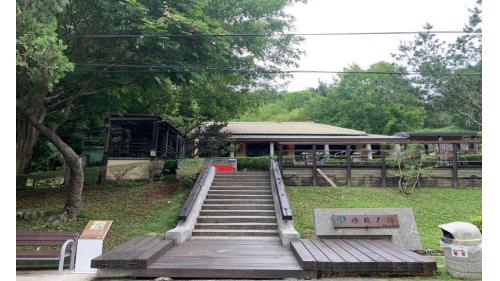 &nbsp;中正公園內有昔日豐原廠長日籍吉永氏宿舍，目前委外經營餐廳，內部有天匾寫【官邸】二字。