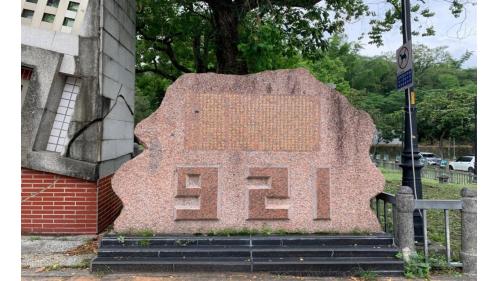 為記錄1999年台灣發生芮氏規模7.3大地震，造成豐原地區災情慘重，在斷層處設立一座921紀念碑。