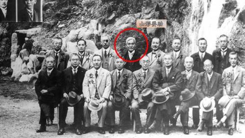 圖的正中為日本土木工程協會總督府高級技師「山形要助」，於1916年負責策畫台灣全島的水力調查，據此於1917年同國弘長治、大越大藏及張令紀等技師提出日月潭水力發電工程計畫。
