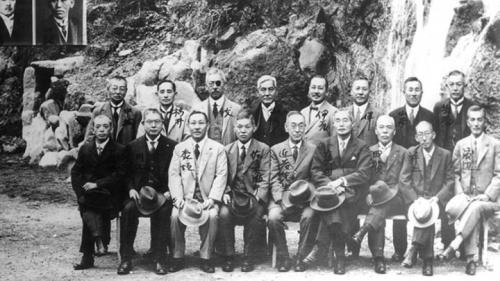 圖的正中為日本土木工程協會總督府高級技師「山形要助」，於1916年負責策畫台灣全島的水力調查，據此於1917年同國弘長治、大越大藏及張令紀等技師提出日月潭水力發電工程計畫。