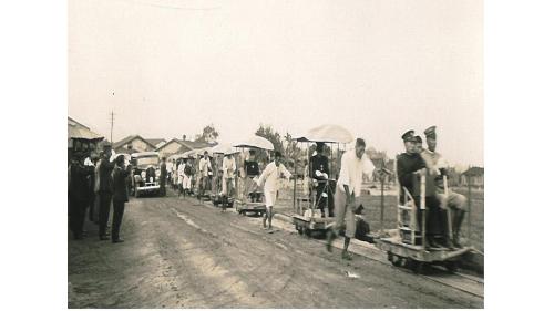 松木幹一郎社長乘坐台車： 1931年10月1日，日月潭水力發電工程再度動工時，台灣電力株式會社社長松木幹一郎，致力居中運作與協調下，使工程進行順利。
