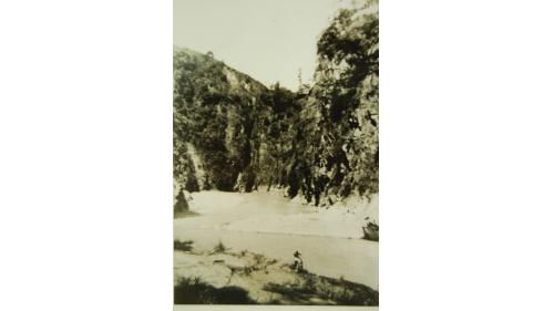 位於南投縣仁愛鄉法治村，地質特性兩岸峭壁屹立，溪床狹隘，兩岸以及河床均為堅硬之砂岩-台電