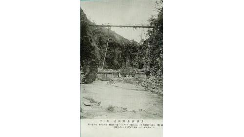 壩址在南投縣仁愛鄉萬豐到武界間，日月潭東北方約12公里處，主要攔截濁水溪主流及其支流萬大溪的溪水，將水引進武界引水隧道，再送水到日月潭儲蓄調節，最後導入發電廠發電，武界壩高30尺&times;長285.5尺&times;寬30.5尺，傾卸車將混凝士運上吊橋後倒入橋下的斜槽來澆置混凝土。 1934年9月，武界引水道開始出水。