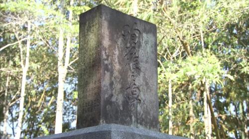 在南投縣魚池鄉日月潭壩頂附近，承包日月潭水力發電廠第六區工程的「鐵道工業株式會社」，為了紀念從1931年10月開工日起到1934年11月工程完工為止，因故殉職的臺灣籍勞工。於1944年12月在潭邊豎立了「殉難之碑」，供後人憑弔。