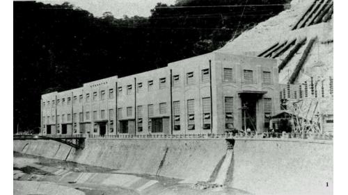 門牌潭發電所1919年開工，1934年完工後改名日月潭第一發電所，二戰後1946年10月修復恢復供電，總統蔣中正偕夫人巡視賜名「大觀」，1985年8月，明湖發電廠完工商轉，並交由大觀發電廠營運，稱為「大觀二廠」，大觀電廠改名為「大觀一廠」。