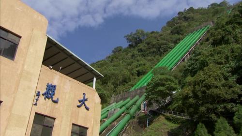 五條壓力鋼管內徑由66吋至42吋，管厚二分之一吋，長度1966尺(596公尺)，其中內上部四分之一長為現場製作之鉚接鋼管，其他都是大正10(1921)年向美國ケロシグ(克羅西格)公司購入之熔接鋼管。鋼管在鋪設前都經過靜水壓一倍半的水壓試驗。