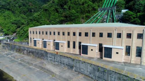 門牌潭發電所1919年開工，1934年完工後改名日月潭第一發電所，啟用時總裝置容量100MW，是當時亞洲最大的發電廠。二戰後1946年10月修復恢復供電，總統蔣中正偕夫人巡視賜名「大觀」，1985年8月，明湖發電廠完工商轉，並交由大觀發電廠營運，稱為「大觀二廠」，大觀電廠改名為「大觀一廠」。