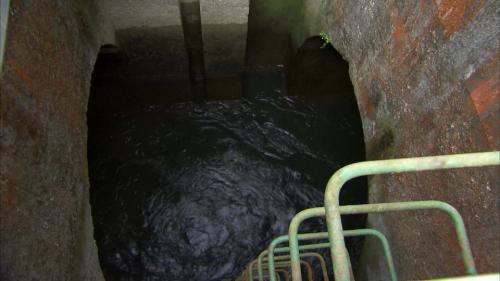 大觀一廠發電尾水經過4千多公尺長的引水隧道，先引入位於水里鄉鉅工村的銃櫃壩蓄水，再透過兩條壓力鋼管並利用140公尺的落差，輸送至水里坑發電所發電。