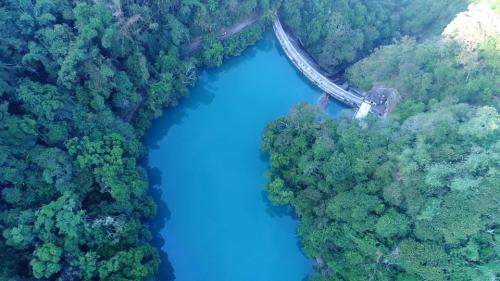 位於台灣南投縣水里鄉鉅工村，為一小型重力式曲線形混凝土重力壩。大觀電廠發電後的尾水經過引水隧道抵達銃櫃壩，再送往明潭電廠繼續發電。
