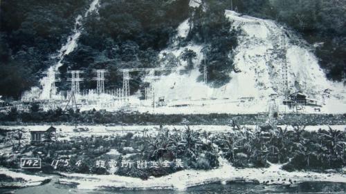於1935年12月動工，1937年完工啟用並更名為日月潭第二發電所，係利用門牌潭發電所的發電尾水，經銃櫃壩後，經過4千多公尺長的引水隧道先引入蓄水，再透過兩條壓力鋼管並利用140公尺的落差，引入水里坑發電所發電機組發電。