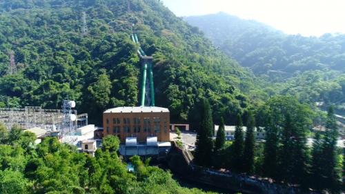 水裏坑發電所，於1935年（昭和10年）12月興工，1934年6月完工完工後稱為日月潭第二發電所，1946年10月，總統蔣中正與蔣宋美齡視察日月潭電力設備，蔣宋美齡親題為「鉅工」，改稱鉅工發電廠。