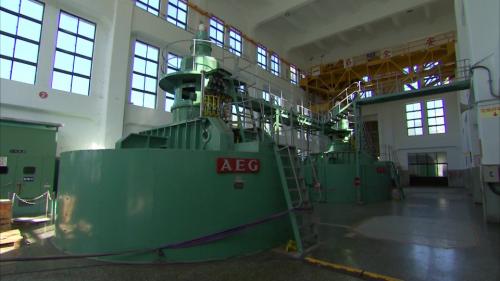 鉅工電廠內設有兩部豎軸法蘭西斯式水輪發電機，每部21.75MW，總裝置容量為43.5MW。