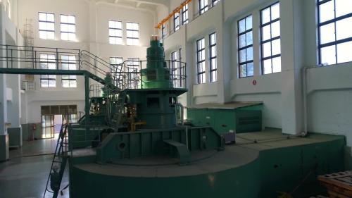 鉅工電廠內設有兩部豎軸法蘭西斯式水輪發電機，每部21.75MW，總裝置容量為43.5MW。