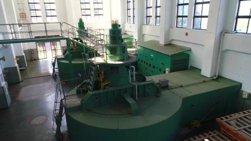 鉅工電廠內設有兩部豎軸法蘭西斯式水輪發電機，每部21.75MW，總裝置容量為43.5MW。