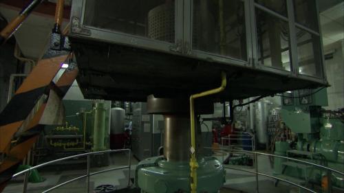鉅工電廠內設有兩部豎軸法蘭西斯式水輪發電機，每部21.75MW，總裝置容量為43.5MW。