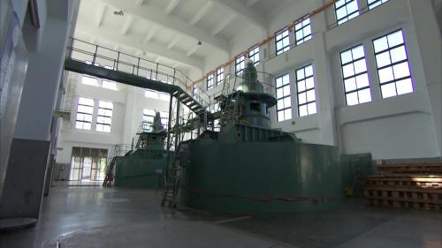 鉅工電廠內設有兩部豎軸法蘭西斯式水輪發電機，每部21.75MW，總裝置容量為43.5MW。