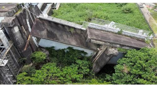1999年921地震，造成車籠埔斷層錯動，破裂帶通過石岡壩第16號溢洪道，造成左岸隆起9.8公尺，右岸隆起2.2公尺，壩體受擠壓變形，石岡壩16、17、18號閘門及土木設施全毀，其餘閘門扭曲變形，閘門樞軸也偏移正常軌跡，閘門無法有效啟閉，造成台中地區缺水。