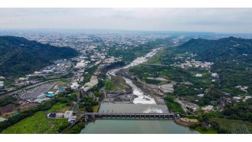 921地震後，立即進行石岡壩搶修，於1999年12月恢復石岡壩引水，至2000年底緊急復建工程全部完工。復建後壩長，由原來的352公尺縮短為275.5公尺，溢洪道由原18座減為15座，每日供應大台中地區的民生用水，由原來的85萬噸，降為65萬噸至70萬噸，不足的水源，則由鯉魚潭水庫支援。
