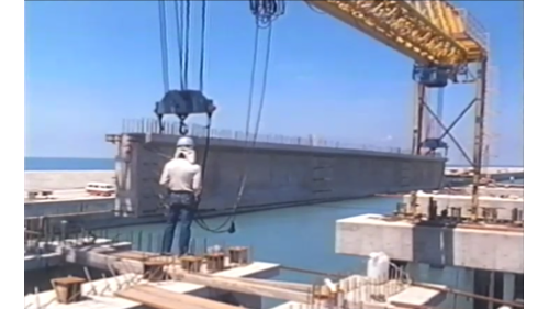 將龍門吊架橫跨於兩座橋墩之間，利用本身的電動馬達及捲揚機，吊掛預力樑，並將預力樑徐徐放置於兩端橋墩間的支撐墊上。