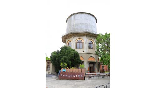 1929年興建完成，塔高20.4公尺，為3層樓的鋼筋水泥構造物，1、2樓為十角、3樓為圓柱體，每面半月形格子窗，造型特殊，全台唯一。 1962年第一、二層增設辦公室，外觀呈現十角形，每一面都有半圓拱形門窗，俗稱十角水塔。雲林縣政府於2006年登錄為縣定古蹟，是台灣現代公共工程之代表建築。(又稱貯水塔，簡稱配水池) 。