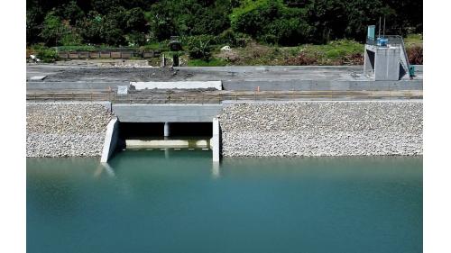 輸水路入流工（像階梯一樣，之衯佈很密的擋水板)。