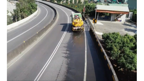 人工湖工程採用車輛自動沖洗設備抑制揚塵。認養道路灑水清洗。
