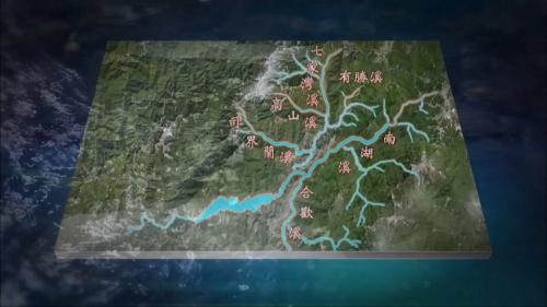 &nbsp;
大甲溪上游最遠源流為南湖大山東峰的南湖溪，沿途匯流各水源溪流，至台中巿和平區的太保久附近和伊卡丸溪匯流後，才稱為大甲溪。