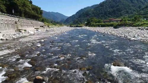 &nbsp;大甲溪源起南湖大山東峰，流至台中巿和平區的太保久附近，和伊卡丸溪匯流後始稱為大甲溪。主流長約125公里，流域面積廣達1,236平方公里。是為「中台灣的母親河」。
