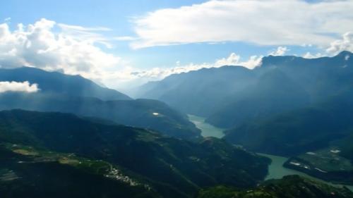大甲溪上游最遠源流為南湖大山東峰的南湖溪，沿途匯流各水源溪流，至台中巿和平區的太保久附近和伊卡丸溪匯流後，才稱為大甲溪。