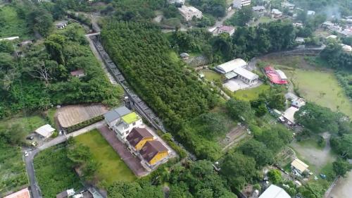 松鶴部落於921震災後，土質鬆軟，水土保持局為避免土石流再度發生，在松鶴一溪流動區內設置五座梳子壩防止巨石通過。下游並設置沉沙池，以防止土石進入居住區。