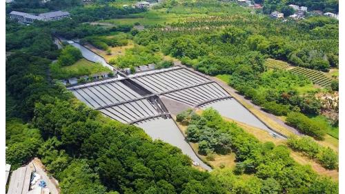 北岸沉砂池位於集集鎮草嶺巷，主要設施包括2座沉砂池、2門分水閘門、12門排砂閘門、2門退水閘門及1座巴歇爾水槽，每座沉砂池包含沉砂溝槽12道。
